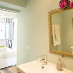 Peaceful Floor W Balconies - Cambridge Right - Ac Apartment *