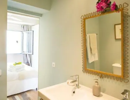 Peaceful Floor W Balconies - Cambridge Right - Ac Apartment *