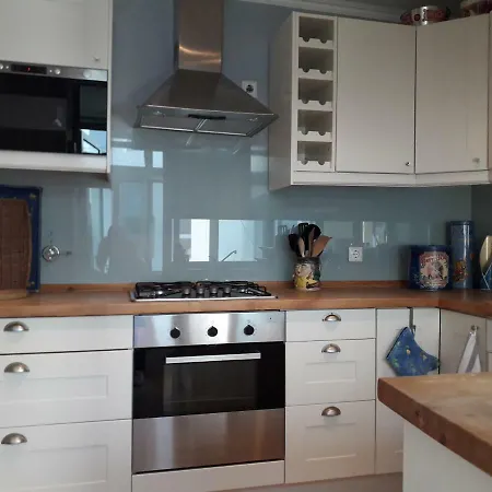 Peaceful Floor W Balconies - Cambridge Right - Ac Apartment