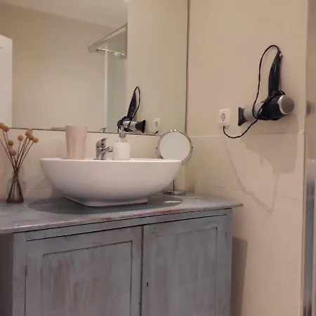 Апартаменты Peaceful Floor W Balconies - Cambridge Right - Ac